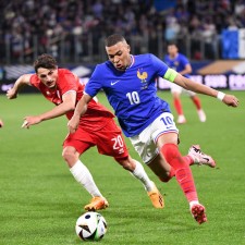 ayx sports-欧洲足球巨星交锋，两队实力对决现场火爆()